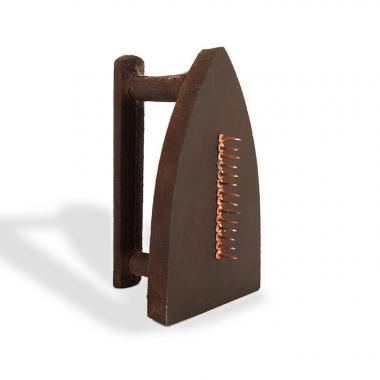 Man Ray, “Cadeau”, sculpture en bronze et clous, 1921/1974