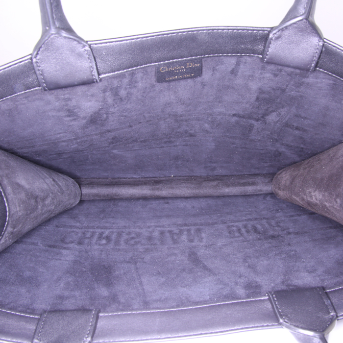 Bolso Cabás Dior Book Tote modelo pequeño en cuero negro - Detail D2