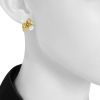 Paire de boucles d'oreilles époque années 80 Vintage en or jaune,  perles et diamants - Detail D1 thumbnail