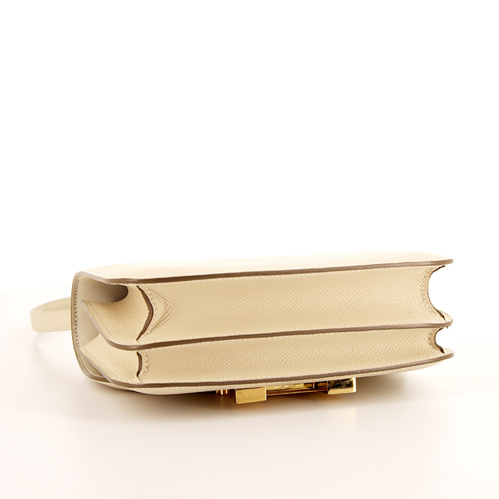 Bolso bandolera Hermes Constance mini en cuero epsom beige - Detail D5