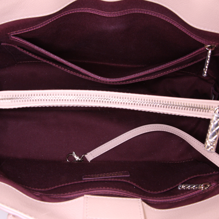 Chanel Executive shopping bag in beige grained leather - Detail D3