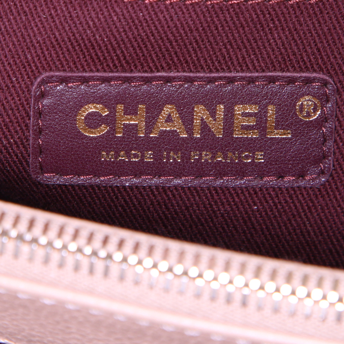Chanel Executive shopping bag in beige grained leather - Detail D4