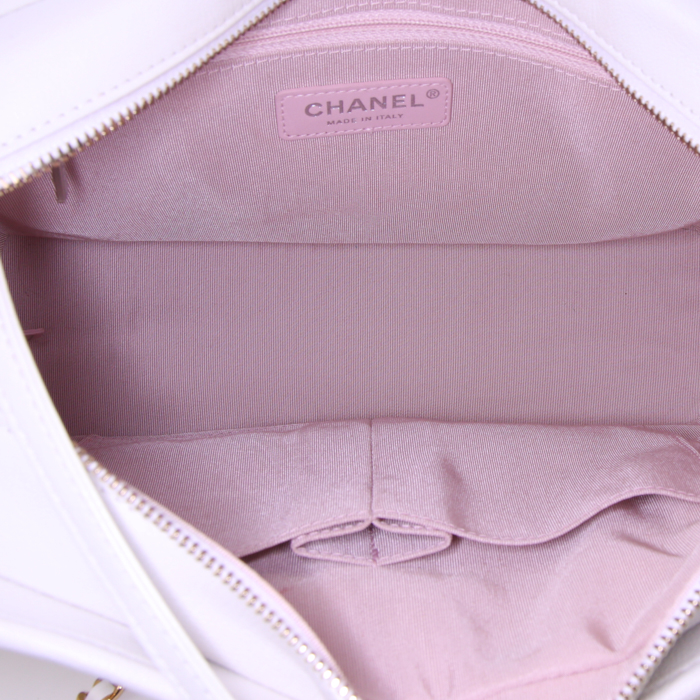 Sac bandoulière Chanel Gabrielle  en cuir matelassé blanc et cuir verni blanc - Detail D3
