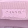 Bolso bandolera Chanel Gabrielle  en cuero acolchado blanco y charol blanco - Detail D4 thumbnail