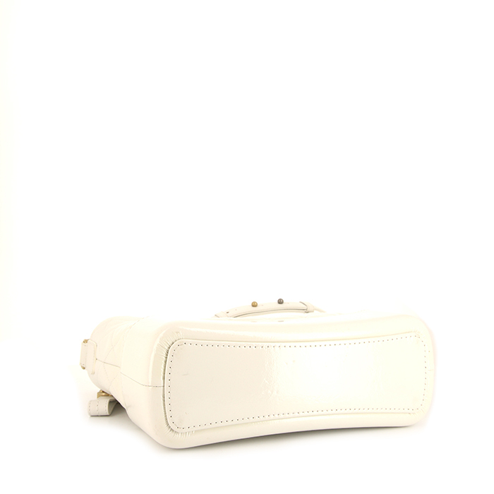 Sac bandoulière Chanel Gabrielle  en cuir matelassé blanc et cuir verni blanc - Detail D5