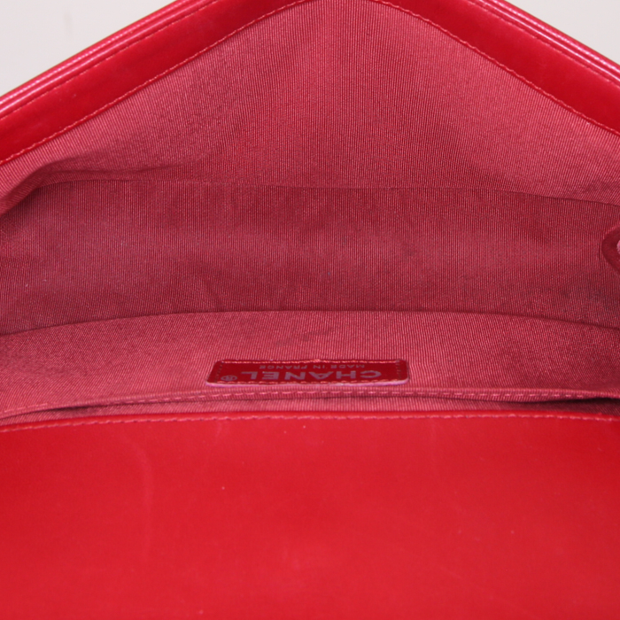 Chanel Boy shoulder bag in red quilted leather - Detail D3
