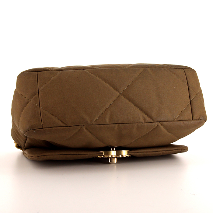 Chanel 19 shoulder bag in khaki quilted canvas - Detail D5