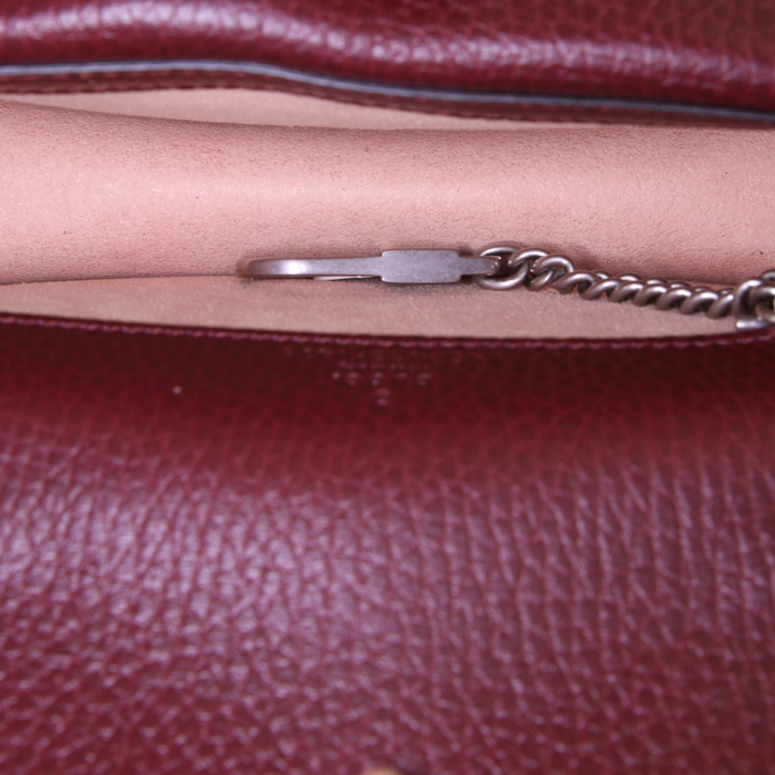 Borsa a tracolla Gucci Dionysus mini in pelle martellata bordeaux - Detail D2