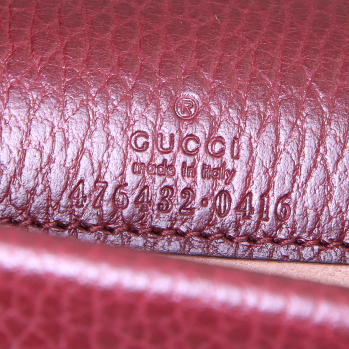 Sac bandoulière Gucci Dionysus mini en cuir grainé bordeaux - Detail D3