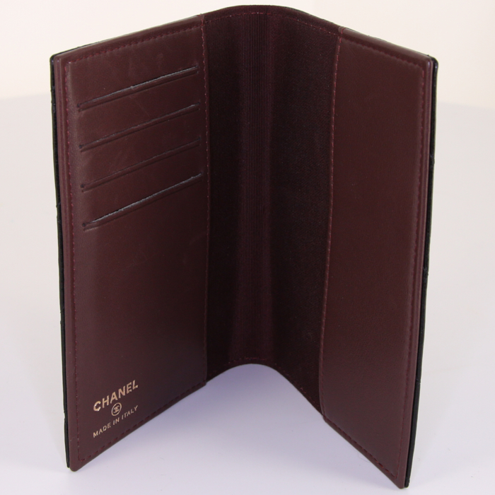 Chanel Porte Passeport passport holder in black quilted grained leather - Detail D2