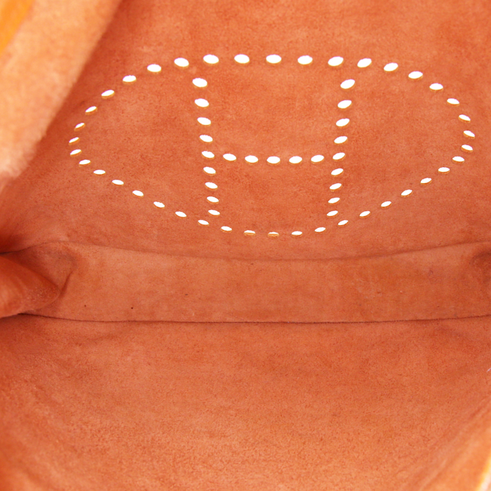 Sac bandoulière Hermes Evelyne grand modèle en cuir epsom orange - Detail D2