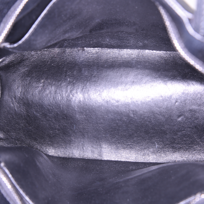 Sac à main Chanel Medaillon - Bag en cuir grainé matelassé noir - Detail D2