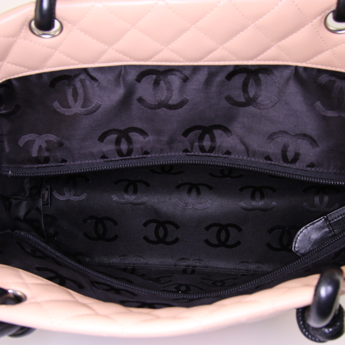 Chanel Cambon shopping bag in beige and black quilted leather - Detail D2