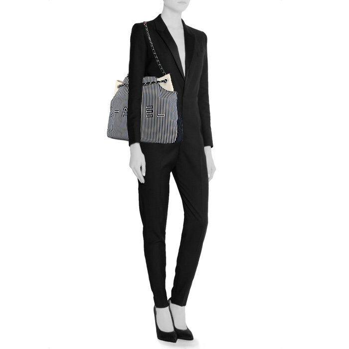 Bolso de mano Chanel Cruise Line Canvas en lona azul marino y blanca y cuero blanco - Detail D2