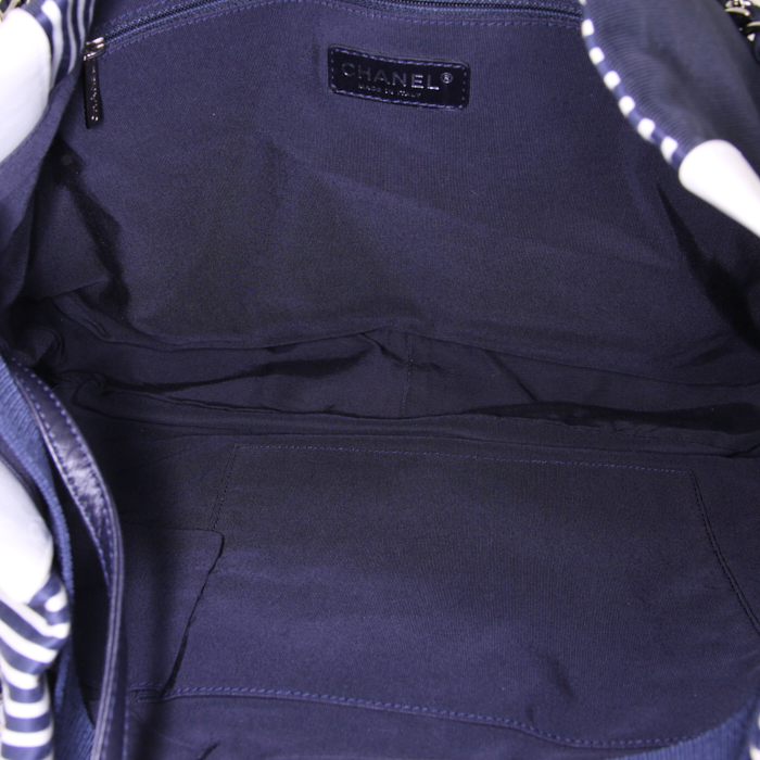 Borsa Chanel Cruise Line Canvas in tela blu marino e bianca a righe e pelle bianca - Detail D3