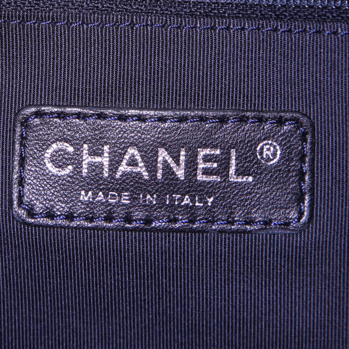 Sac à main Chanel Cruise Line Canvas en toile bleu-marine et blanche et cuir blanc - Detail D4