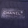 Bolso de mano Chanel Cruise Line Canvas en lona azul marino y blanca y cuero blanco - Detail D4 thumbnail