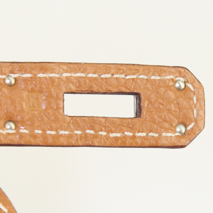 Bolso de mano Hermes Kelly 32 cm en cuero taurillon clémence color oro - Detail D5