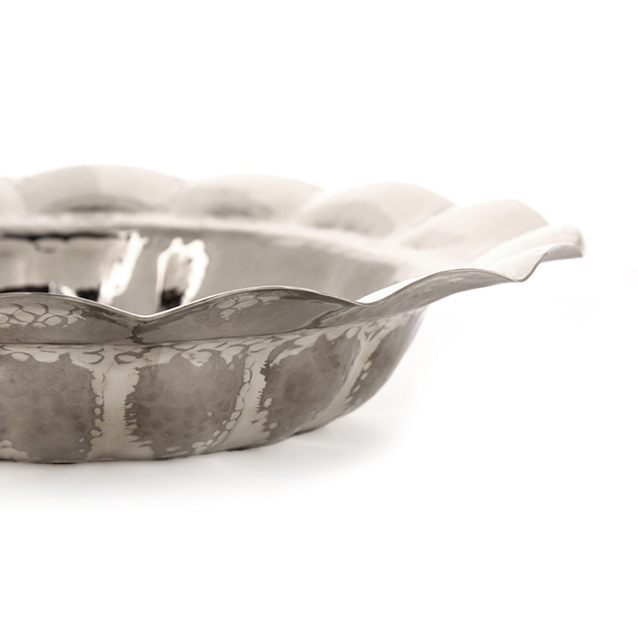 Christian Dior, coupe en métal argenté et martelé, signée - Detail D1