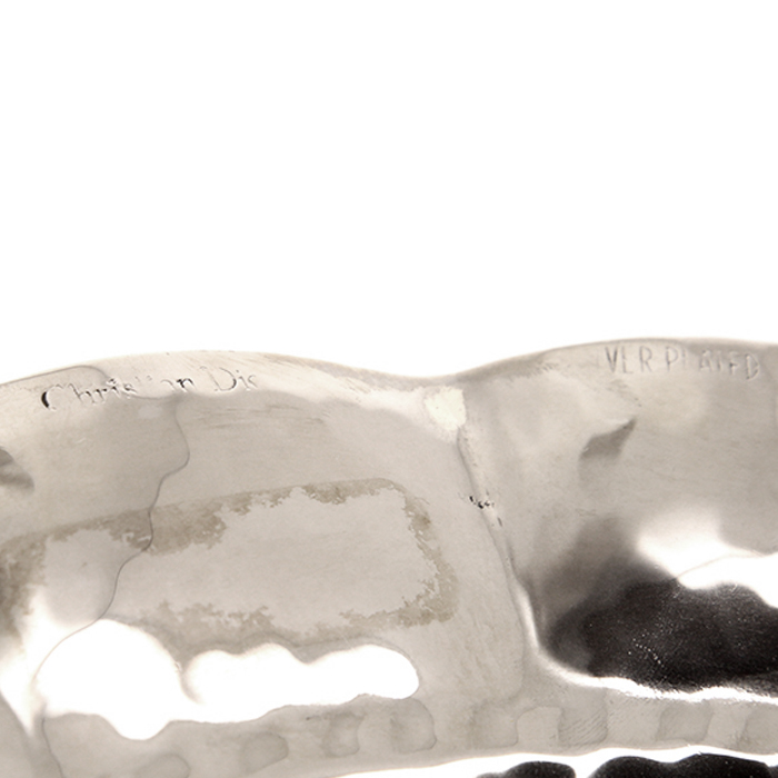 Christian Dior, coupe en métal argenté et martelé, signée - Detail D3