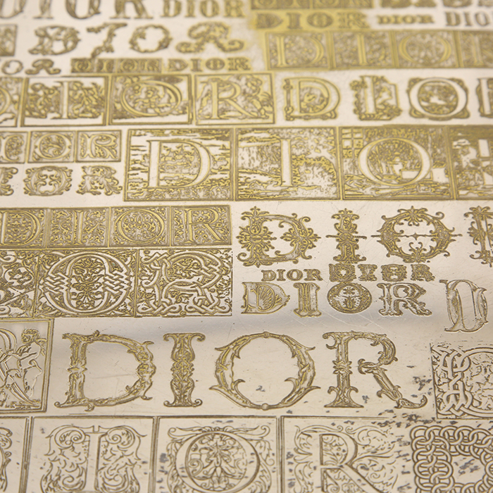 Dior, plate in silvered metal and engraved, signed. - Detail D1