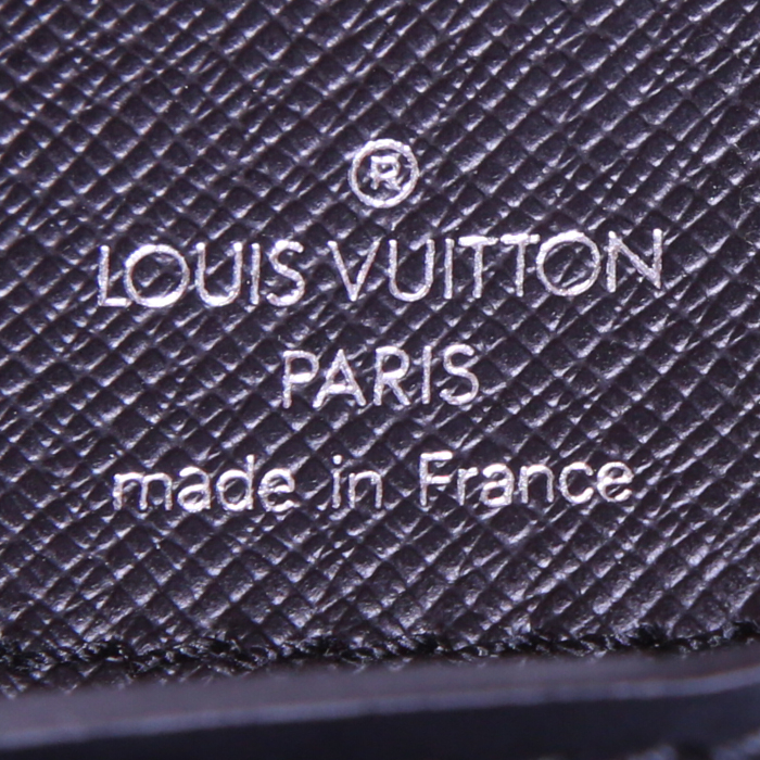 Louis Vuitton Robusto briefcase in black taiga leather - Detail D3