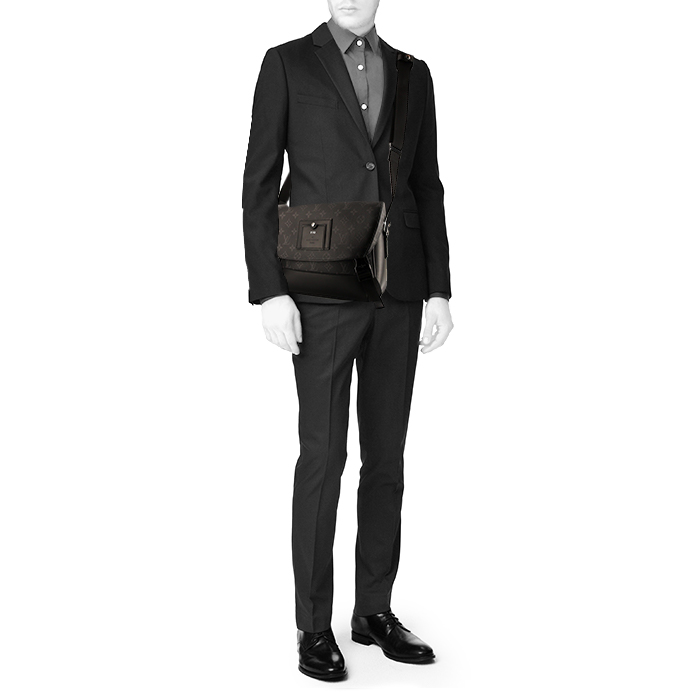 Louis Vuitton shoulder bag in monogram canvas and black leather - Detail D1