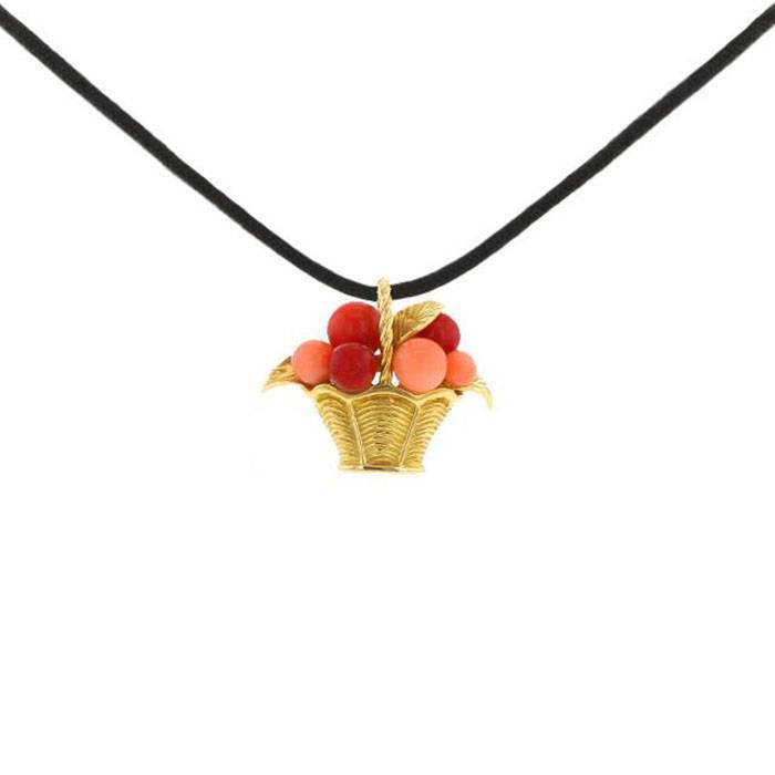 Van Cleef & Arpels pendant in yellow gold,  coral and coral - 00pp