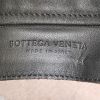Pochette Bottega Veneta Turnlock en cuir intrecciato noir - Detail D3 thumbnail
