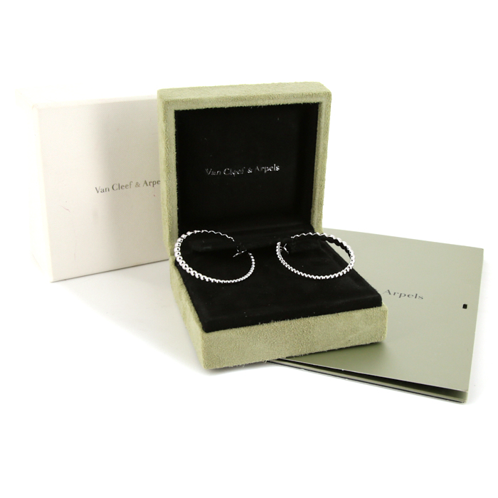With pearls Van Cleef 
Arpels Perlée hoop earrings in white gold - Detail D2