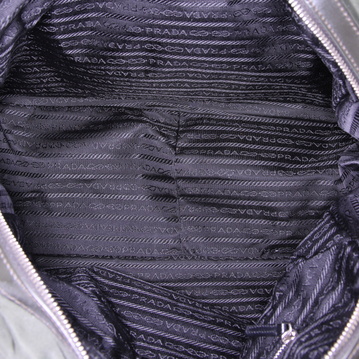 Bolso de mano Prada Nylon en lona verde y cuero verde - Detail D2