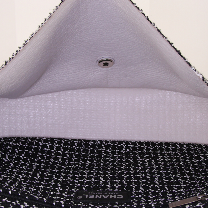 Sac à main Chanel Timeless jumbo en tweed noir et blanc et cuir beige - Detail D3