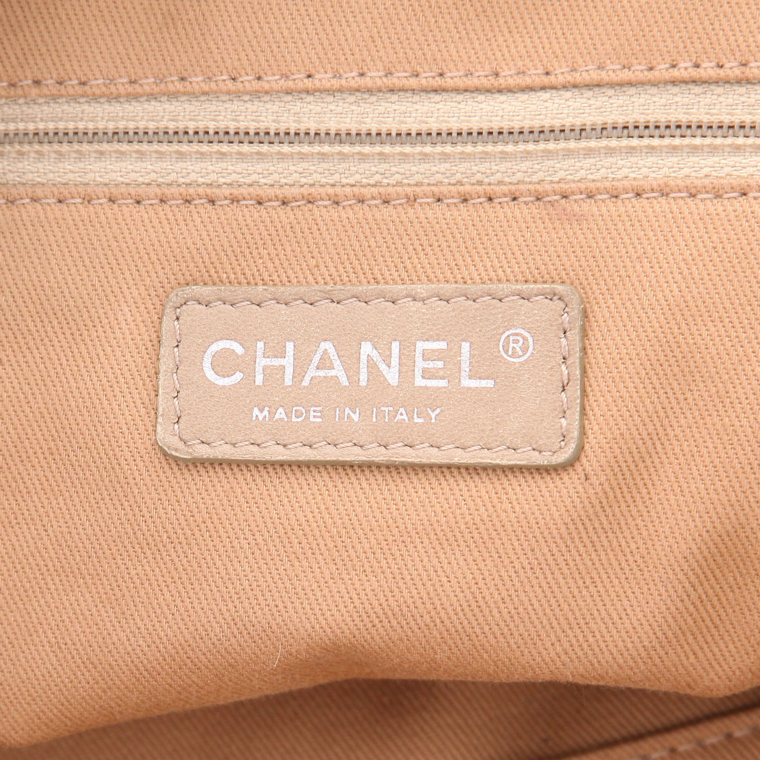 Chanel  Grand Shopping large model  shopping bag  in beige quilted leather - Detail D2