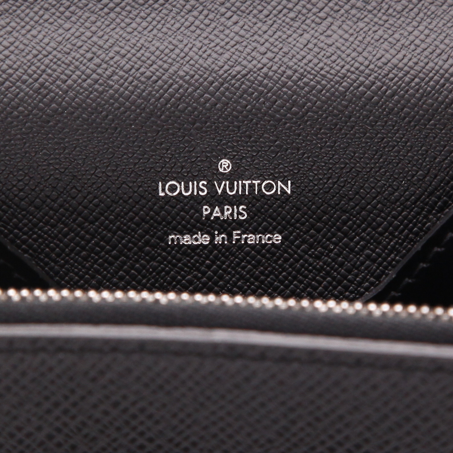 Porte-documents Louis Vuitton Robusto en cuir taiga gris Ardoise - Detail D2