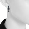 Paire de boucles d'oreilles Pomellato Capri grand modèle en or rose,  céramique noire et saphirs - Detail D1 thumbnail