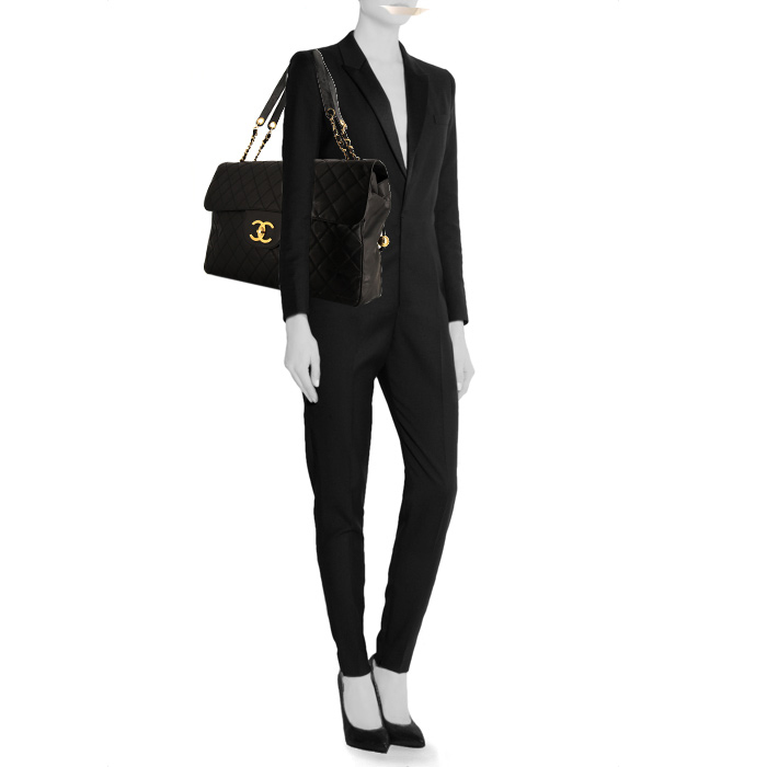 Sac 24 heures Chanel Timeless Maxi Jumbo en toile matelassée noire - Detail D1