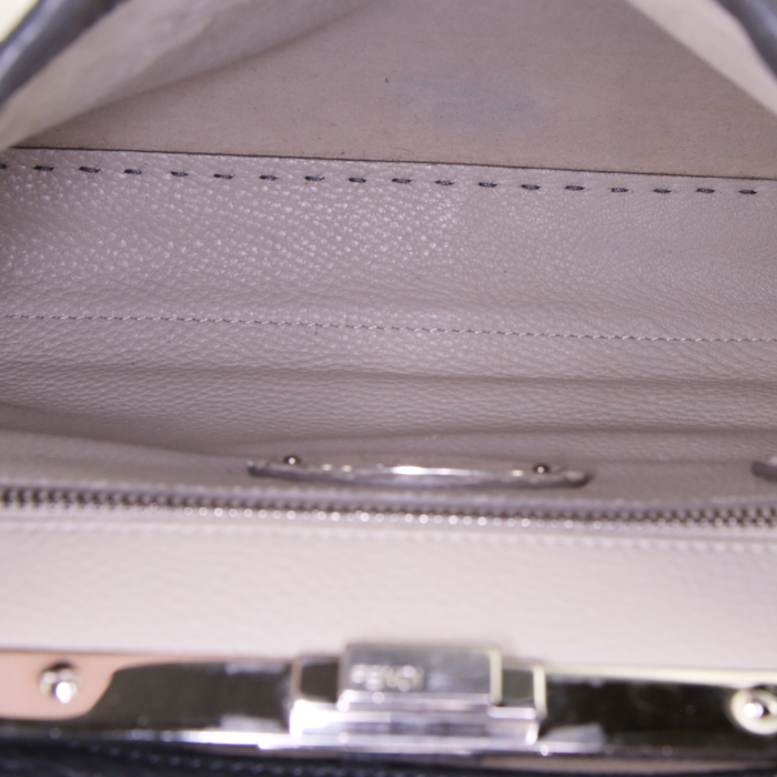 Bolso de mano Fendi Peekaboo modelo mediano en cuero granulado gris - Detail D3