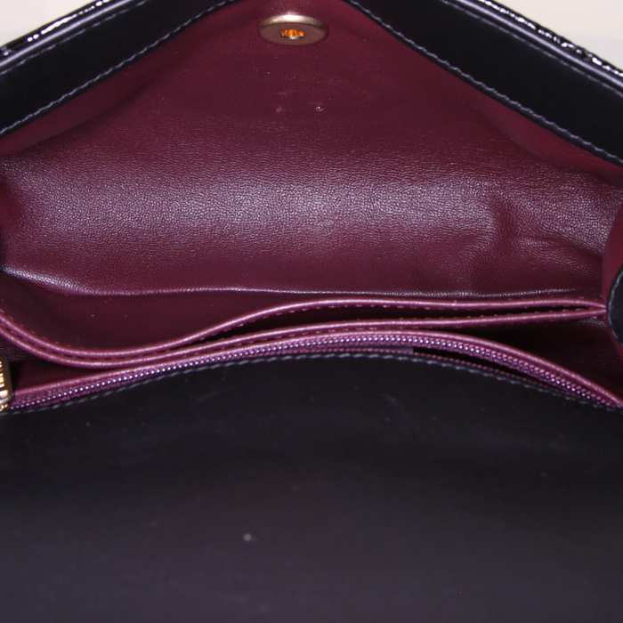 Bolso de mano Chanel Coco Handle en charol acolchado negro - Detail D3