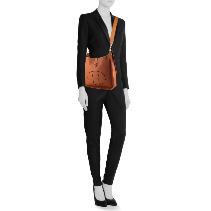 Sac bandoulière Hermes Evelyne grand modèle en cuir epsom gold - Detail D1