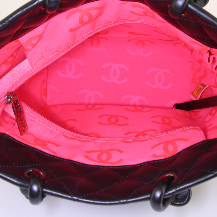 Sac à main Chanel Cambon en cuir matelassé noir - Detail D2