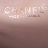 Bolso de mano Chanel Vintage en cuero acolchado beige y charol negro - Detail D4 thumbnail