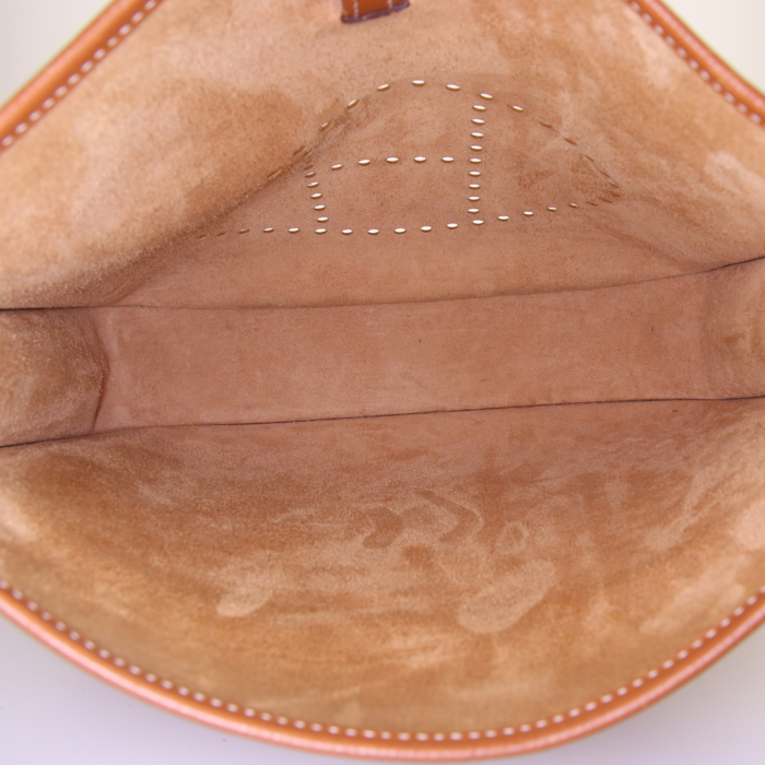 Sac bandoulière Hermès Evelyne III petit modèle en cuir epsom gold - Detail D2