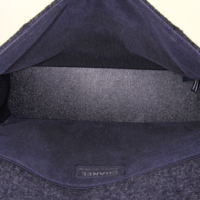 Sac bandoulière Chanel 2.55 en laine de feutre gris anthracite - Detail D3