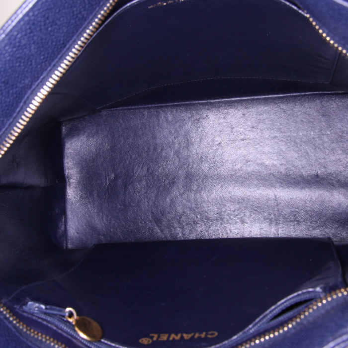 Chanel Medaillon handbag in navy blue quilted grained leather - Detail D2
