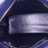 Bolso de mano Chanel Medaillon en cuero granulado acolchado azul marino - Detail D2 thumbnail