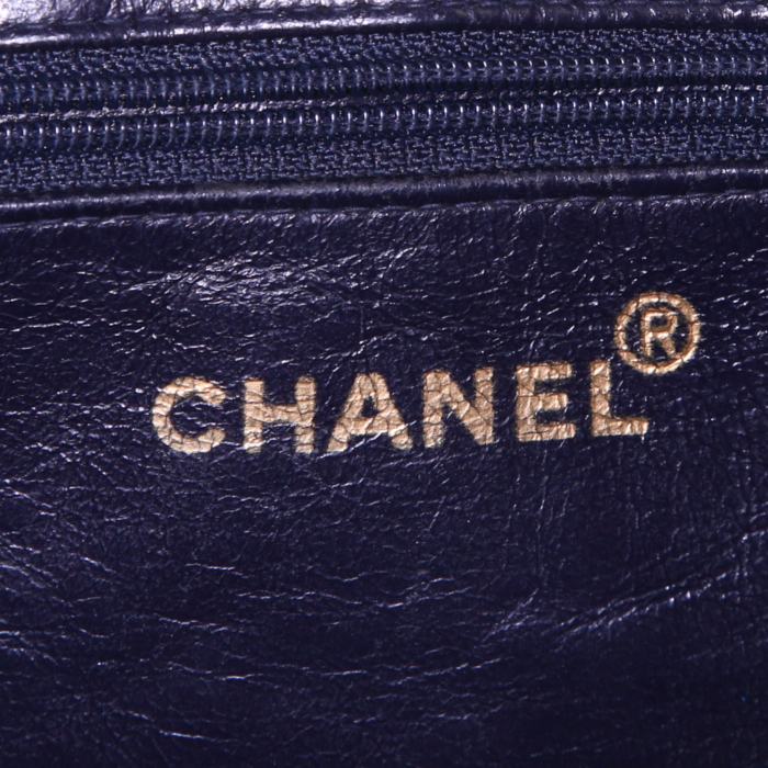 Chanel Medaillon handbag in navy blue quilted grained leather - Detail D3