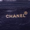 Bolso de mano Chanel Medaillon en cuero granulado acolchado azul marino - Detail D3 thumbnail