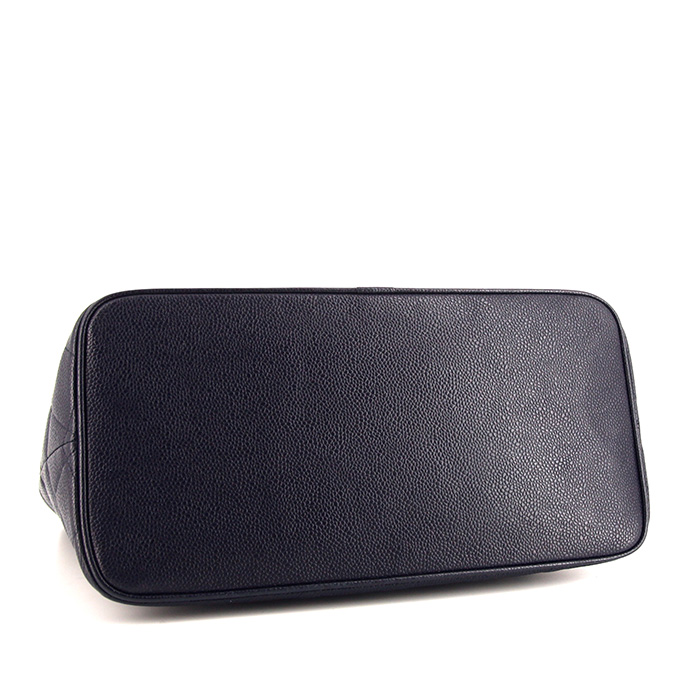 Chanel Medaillon handbag in navy blue quilted grained leather - Detail D4