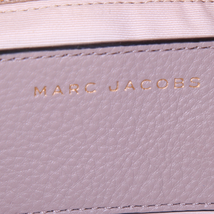 Sac bandoulière Marc Jacobs Recruit Nomad en cuir taupe - Detail D3