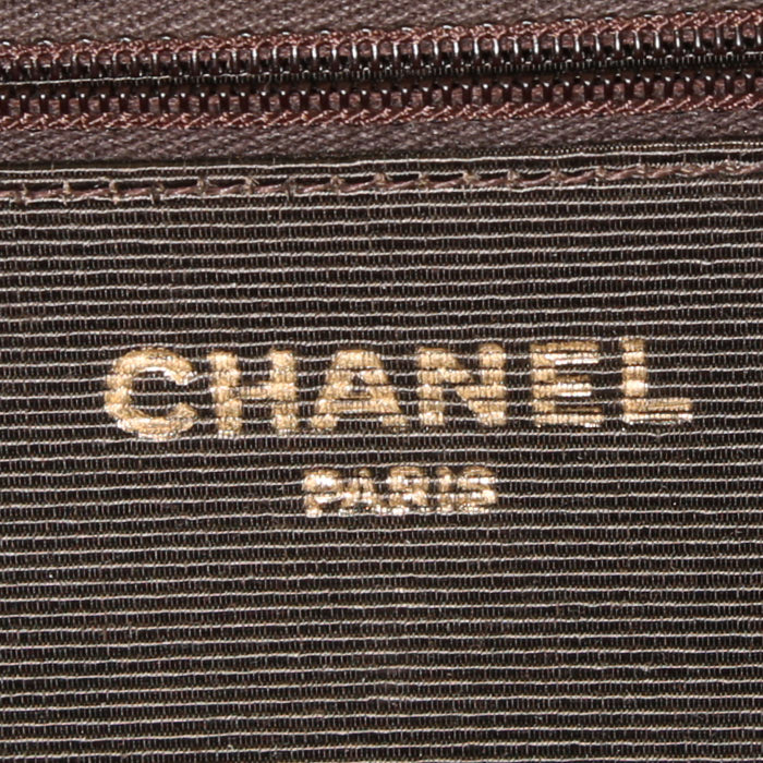 Chanel  Vintage handbag  in brown quilted velvet - Detail D3